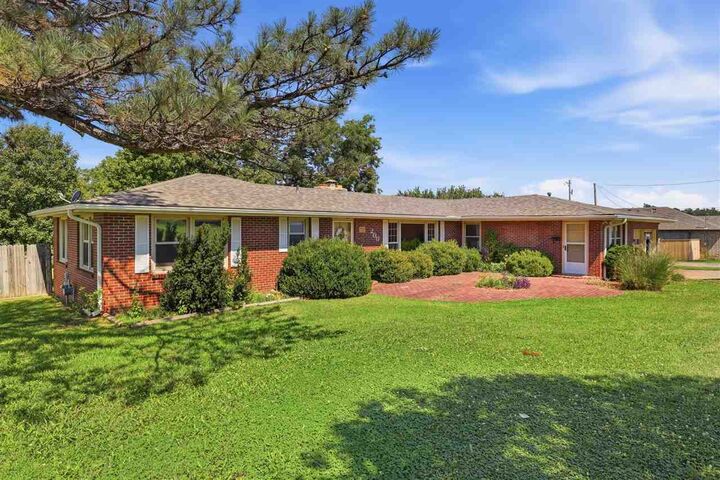 Property Photo:  200 Fairview Ave  OK 74601 