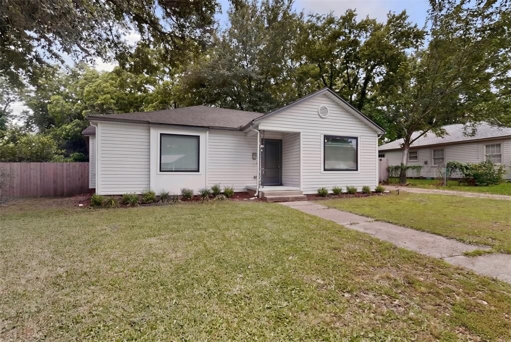 Property Photo:  405 Elm Drive  TX 75160 