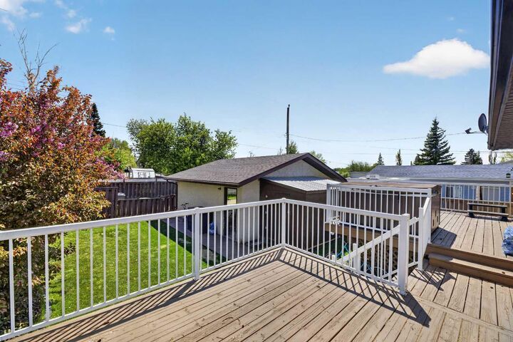 Photo de la propriété:  5609 Sherwood Crescent  AB T4H 1C5 