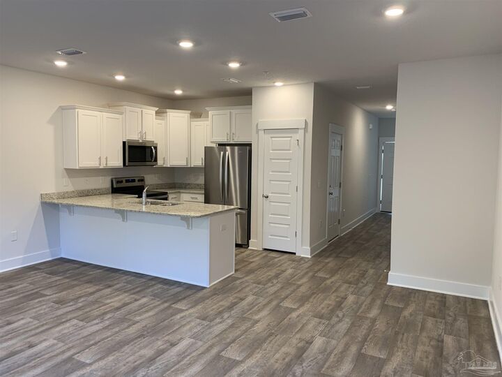 Property Photo: 1524 Farragut Way FL 32534