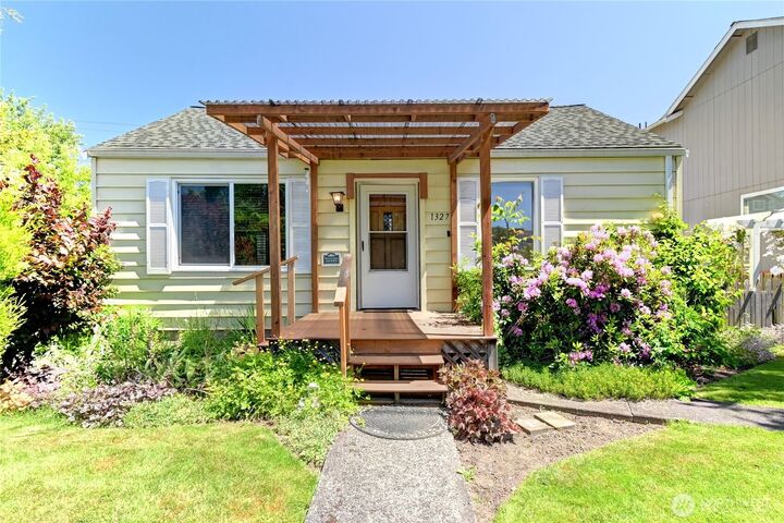 Property Photo:  1327  Maple Street  WA 98201 