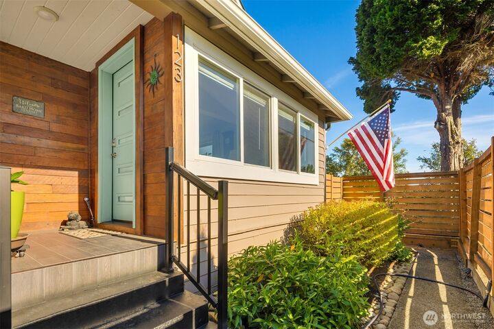 Property Photo:  123  Avenue  E  WA 98290 