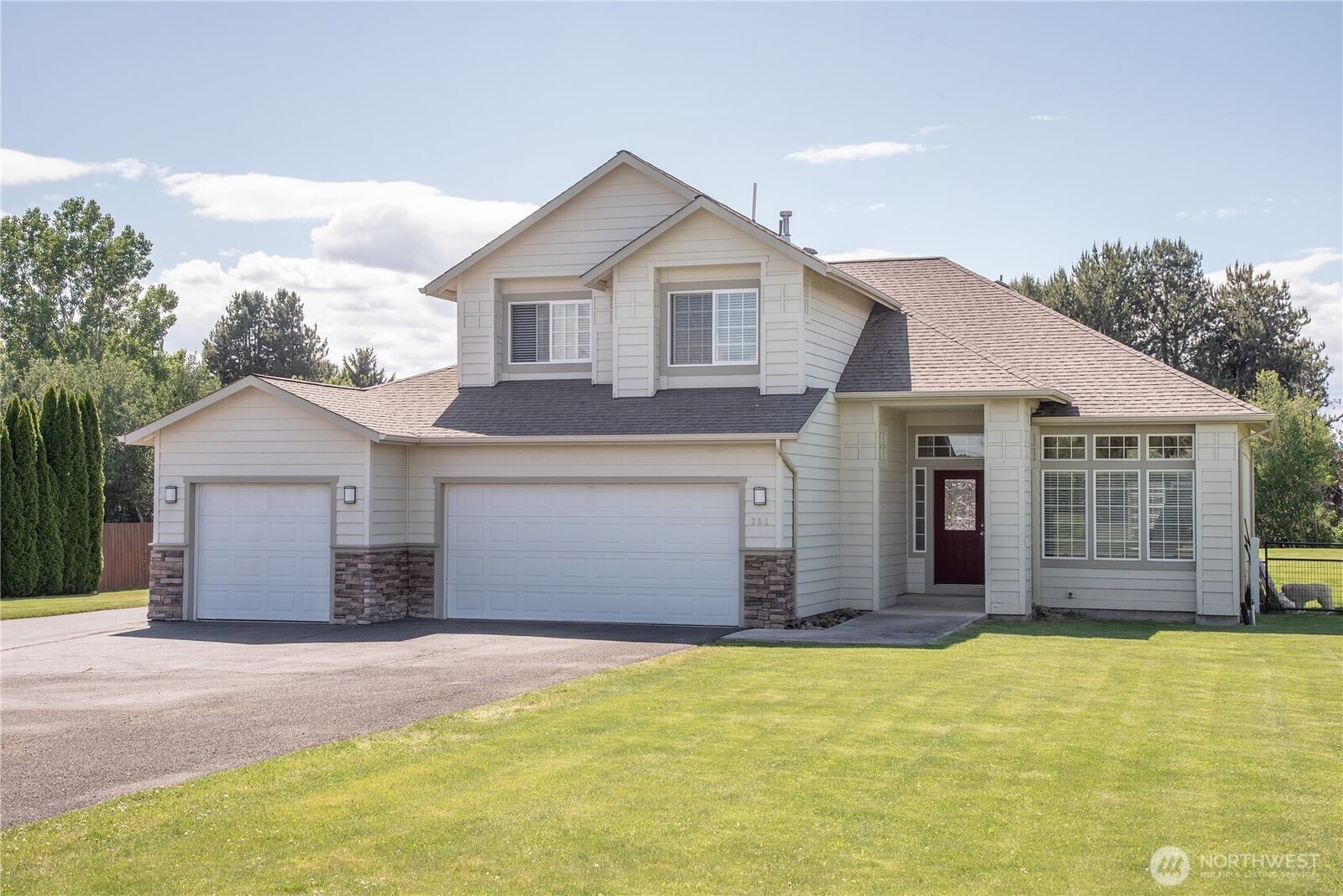 Property Photo: 301 S Delta Street WA 98926