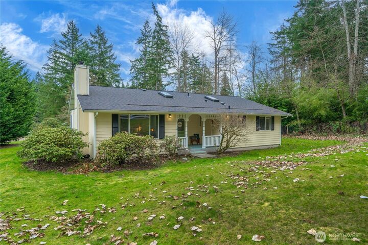 Property Photo:  611  186th Avenue E  WA 98391 