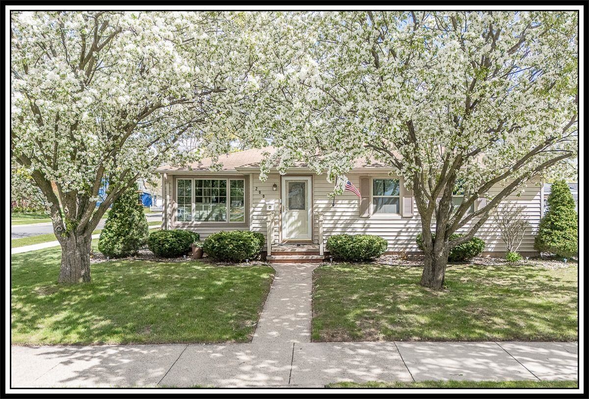 Property Photo:  200 E Pershing Street  WI 54911-2862 