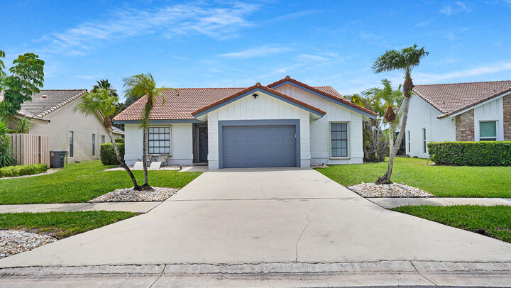 Property Photo:  10131 Camelback Lane  FL 33498 