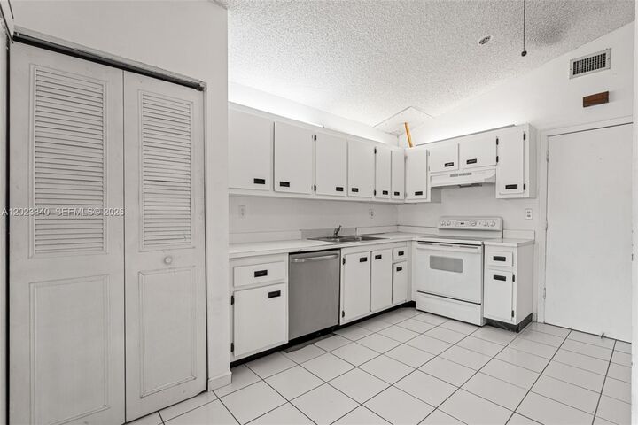 Property Photo:  15332 SW 57th St  FL 33193 