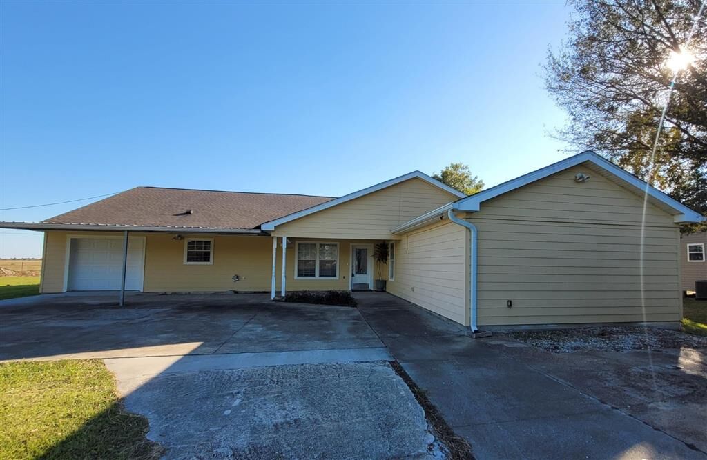 Property Photo: 812 E Hwy 90 Highway E LA 70647