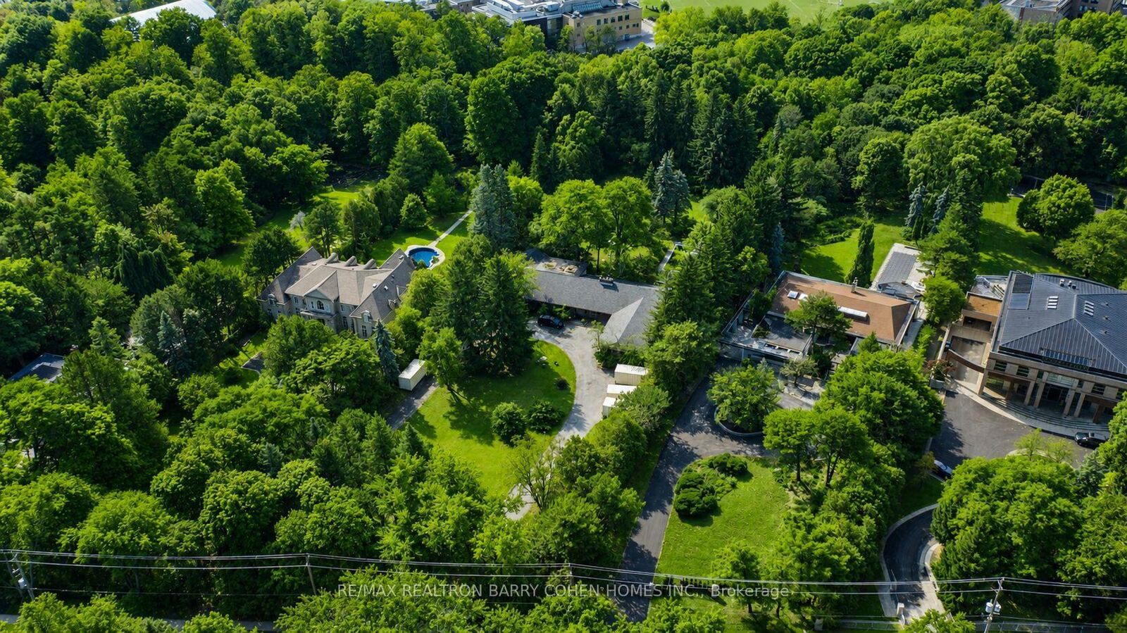Property Photo:  14 Park Lane Circle  ON M3B 1Z7 