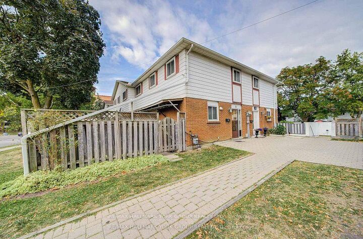 9 Bur Oak Way — photo 1