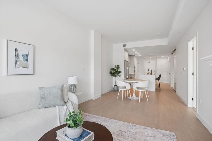 Property Photo: 422 E 3rd Street 563 BC V7L 0K1