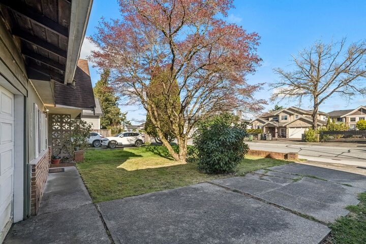 Photo de la propriété:  3740 Blundell Road  BC V7C 1G4 