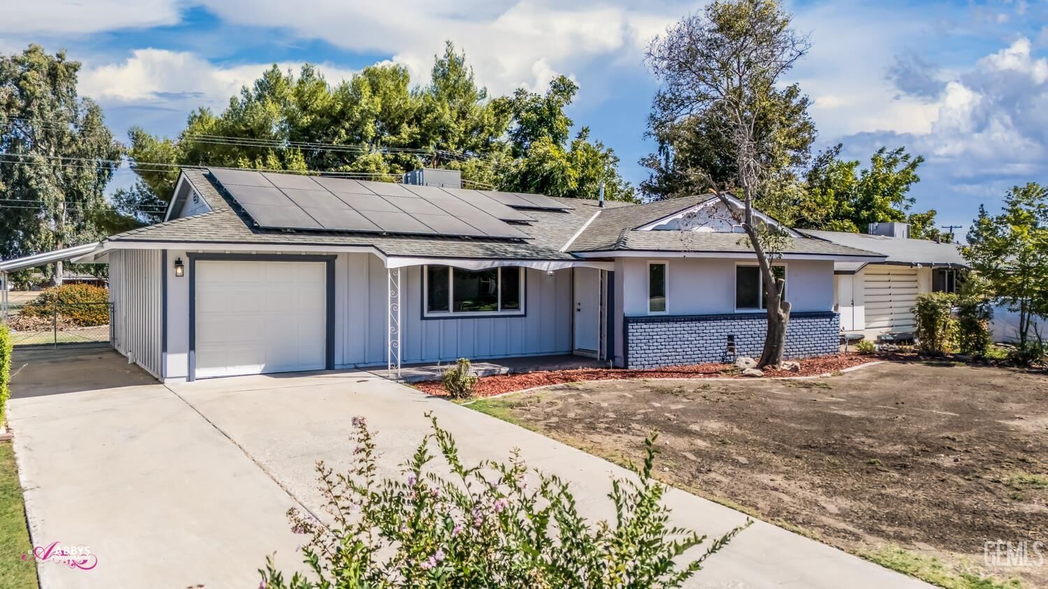 Property Photo: 6104 Bel Aire Way CA 93309