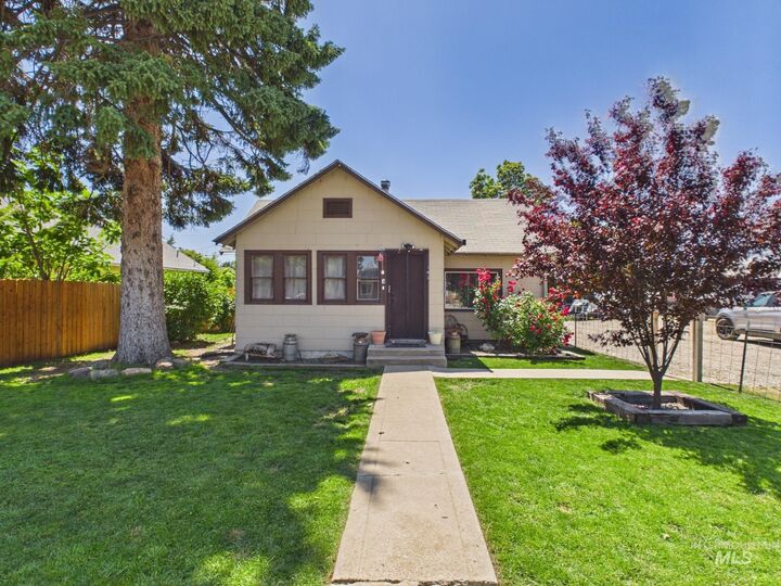 Property Photo: 403 E 4th ID 83617