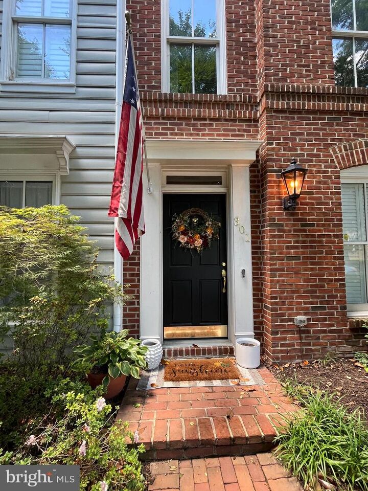 Property Photo:  301 S Henry Street  VA 22314 