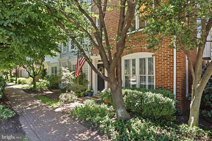 Property Photo: 301 S Henry Street VA 22314