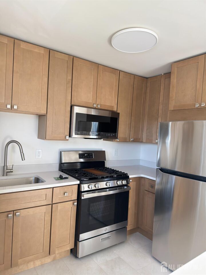 Property Photo:  260 Loring Avenue 3B  NJ 08817 