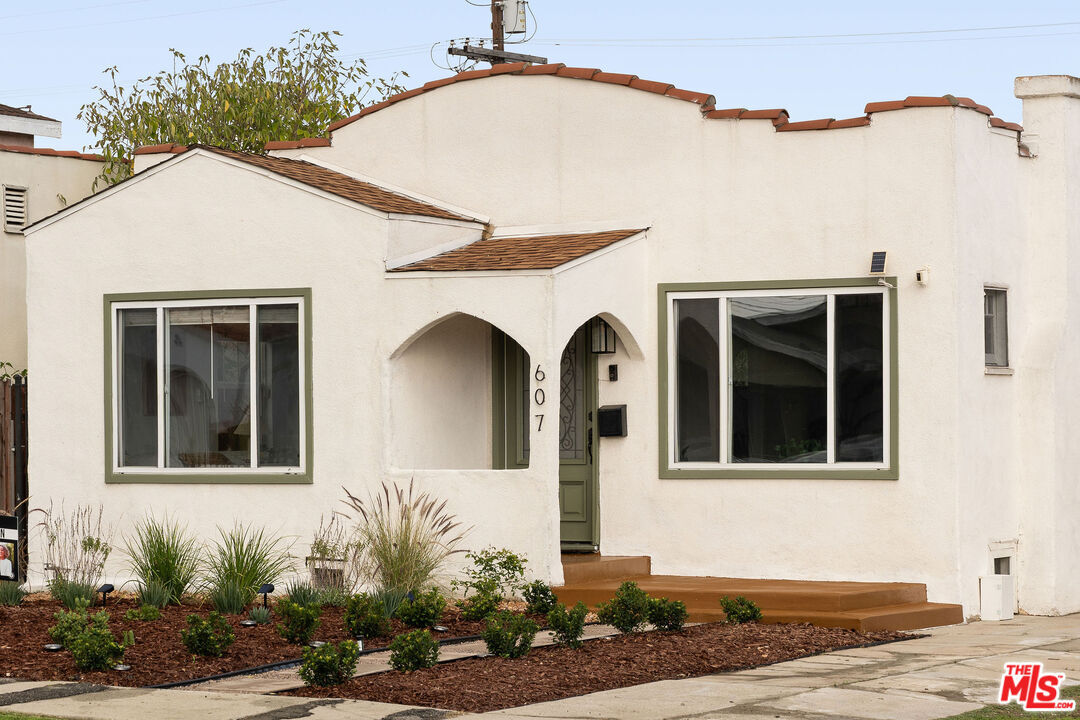 Property Photo:  607 W 111th Pl  CA 90044 