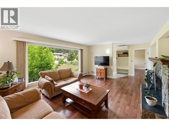 Property Photo: 1322 Ridgedale Avenue BC V2A 2S2