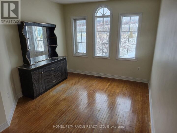 Property Photo:  124 Lindenshire Avenue Upper  ON L6A 2N5 