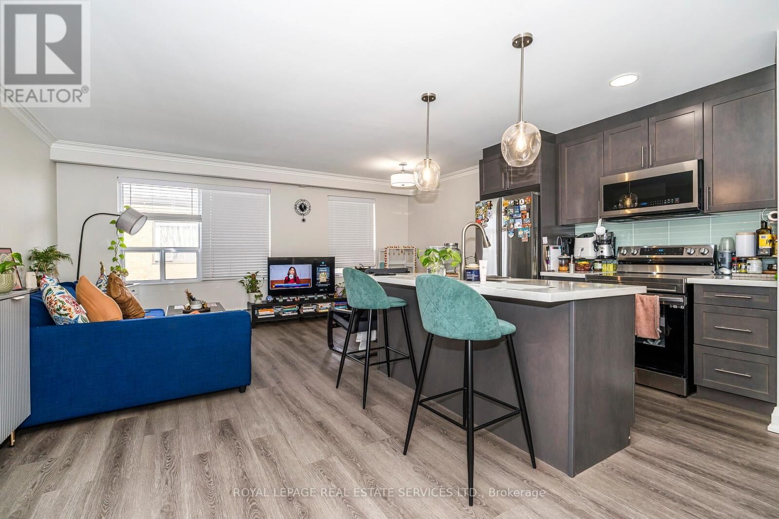Property Photo:  2637 Keele Street East 9  ON M6L 2P2 