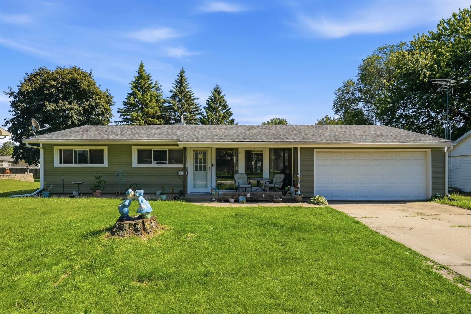 Property Photo:  1104 1st St NE  IA 50662 
