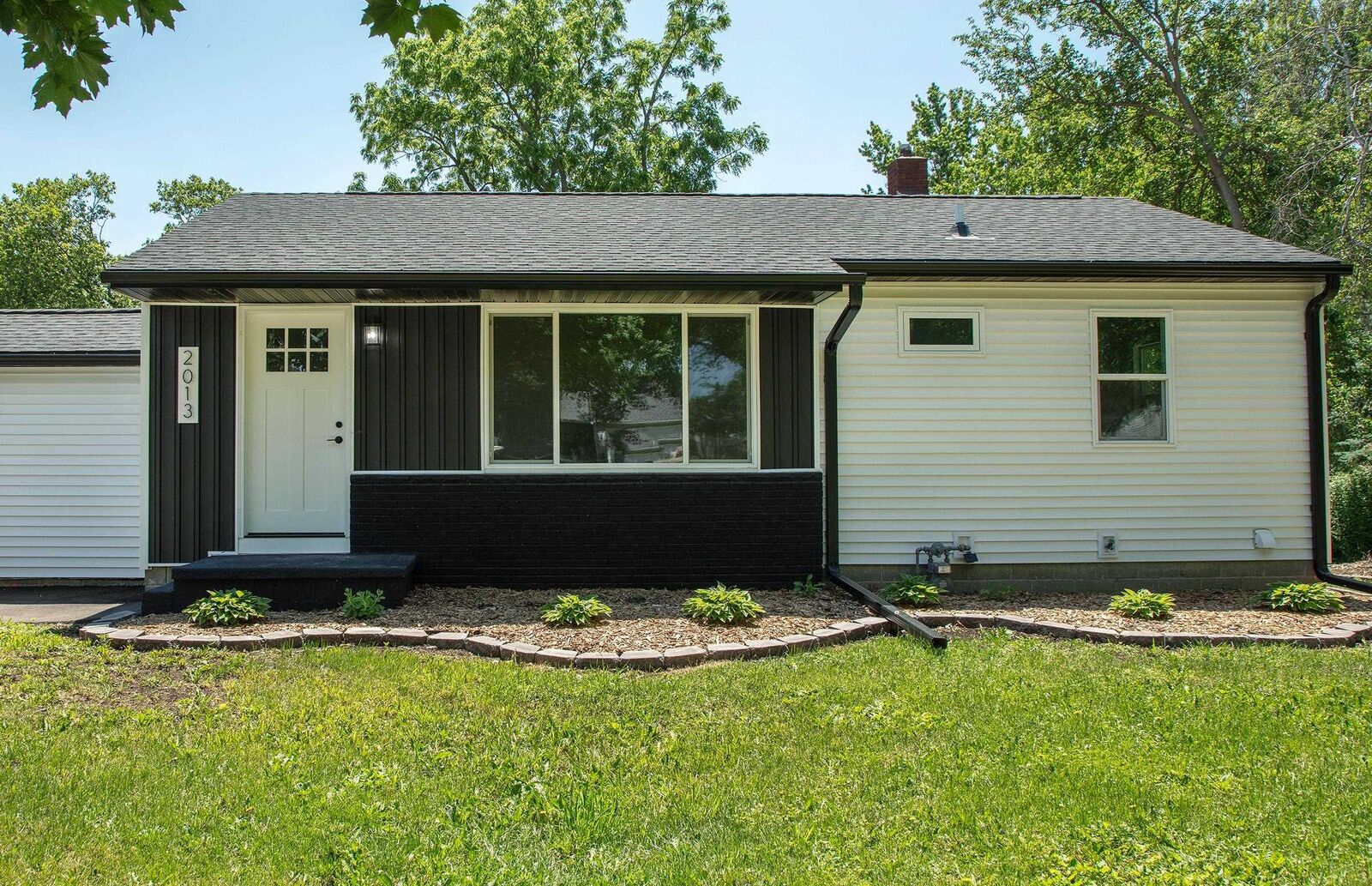 Property Photo:  2013 Maplewood Drive  IA 50613 