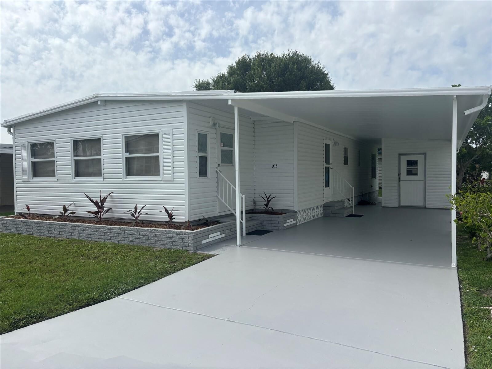 Property Photo:  808 53rd Avenue E 203  FL 34203 