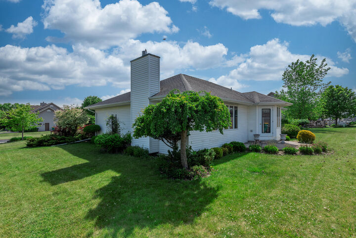 Property Photo:  168 White Oak Ct  WI 53182 