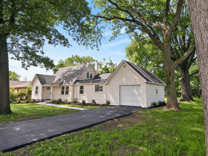 Property Photo:  906 E Babcock Avenue  IL 60101 