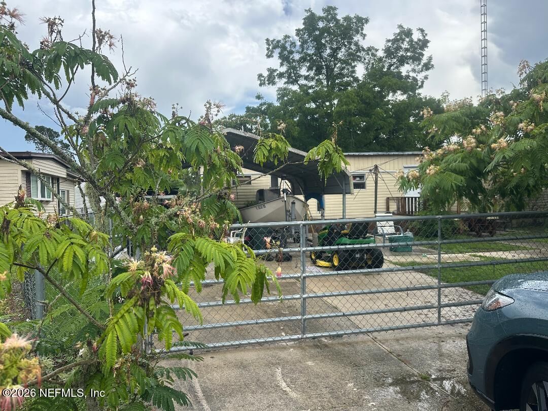 Property Photo:  17921 NE NE 136th Avenue  FL 32694 