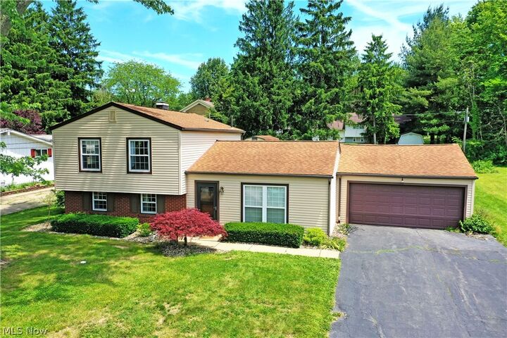 Property Photo:  566 Greenleaf Avenue NE  OH 44484 