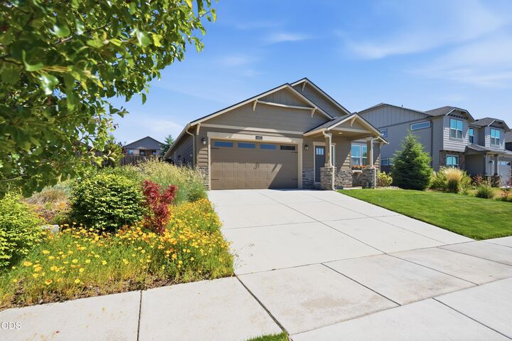 Property Photo: 4452 SW Salmon Place OR 97756