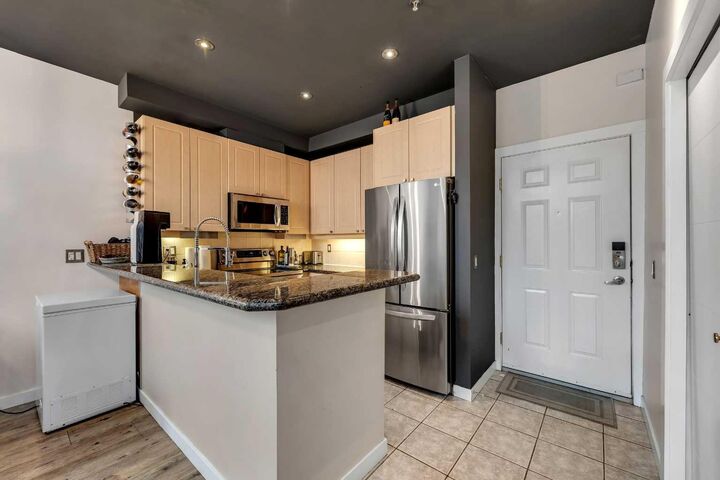 Property Photo: 527 15 Avenue SW 416 AB T2R 1R5