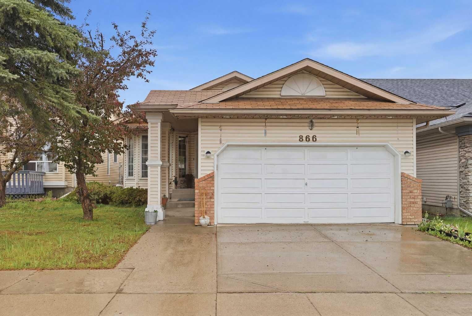 Property Photo:  866 Applewood Drive SE  AB T2A 7R6 