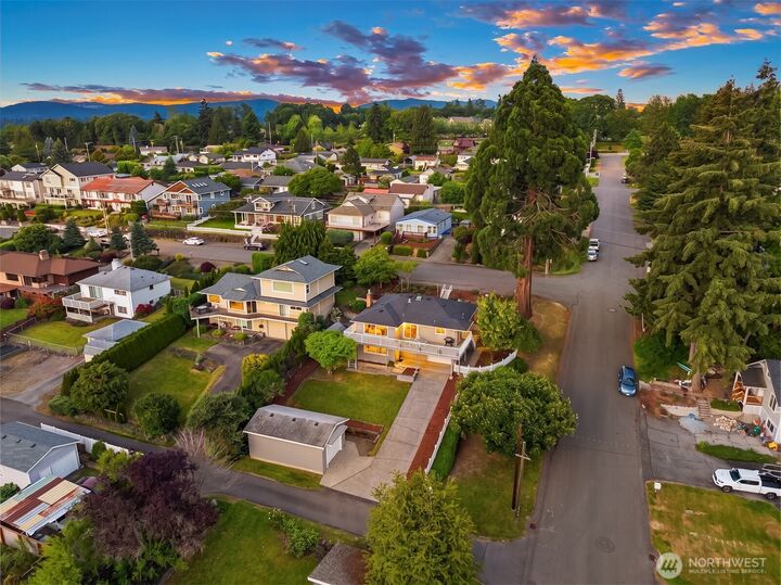 Property Photo: 811 Grant Avenue S WA 98057