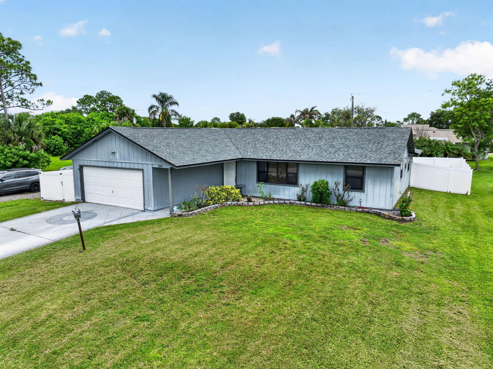 Property Photo:  641 SE Streamlet Avenue  FL 34983 