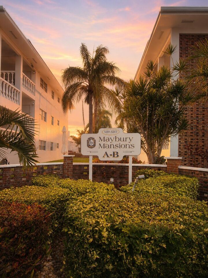 Property Photo: 5203 NE 24th Terrace B108 FL 33308