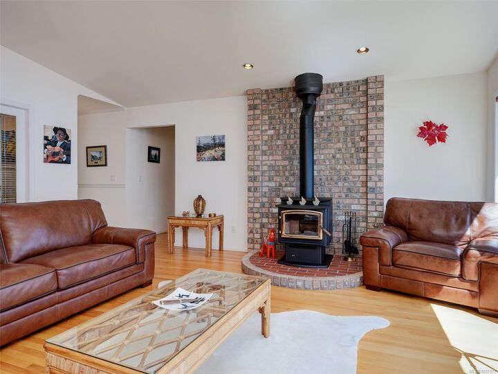 Property Photo:  85 McKenzie Cres  BC V8L 5Y7 