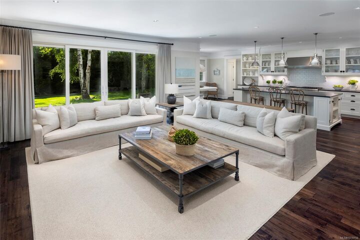 Property Photo: 2571 Macdonald Dr W BC V8N 1X7