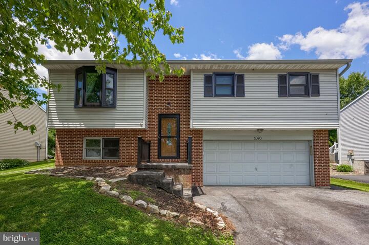 Property Photo:  1070 Holly Lane  PA 17517 