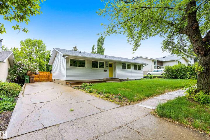 Property Photo: 19 Greenwich Crescent AB T8N 0Z5