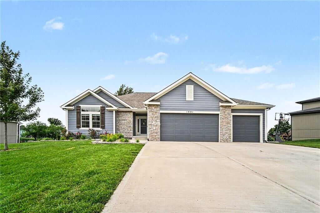 Property Photo:  1001 Meadowbrook Drive  MO 64060 