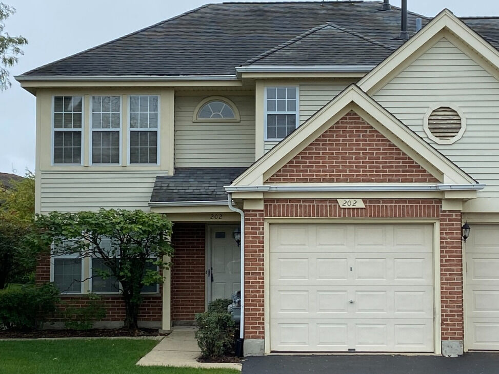 Property Photo:  202 E Fabish Drive 202  IL 60089 