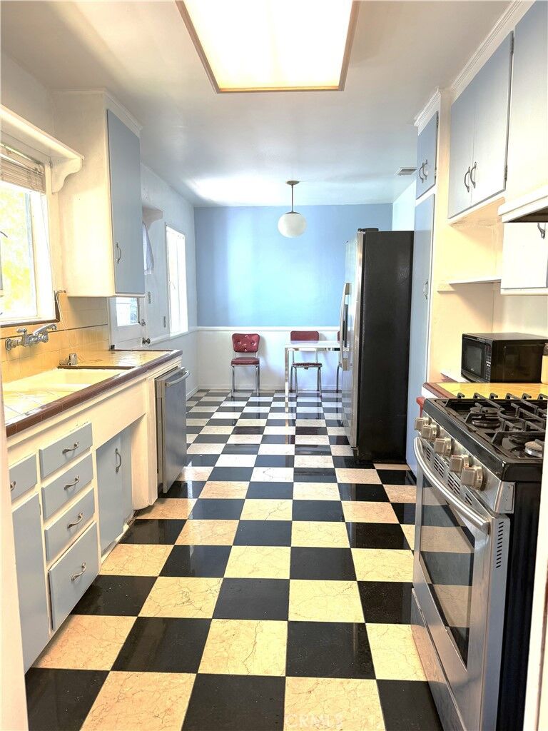 Property Photo: 5425 Halbrent Avenue CA 91411