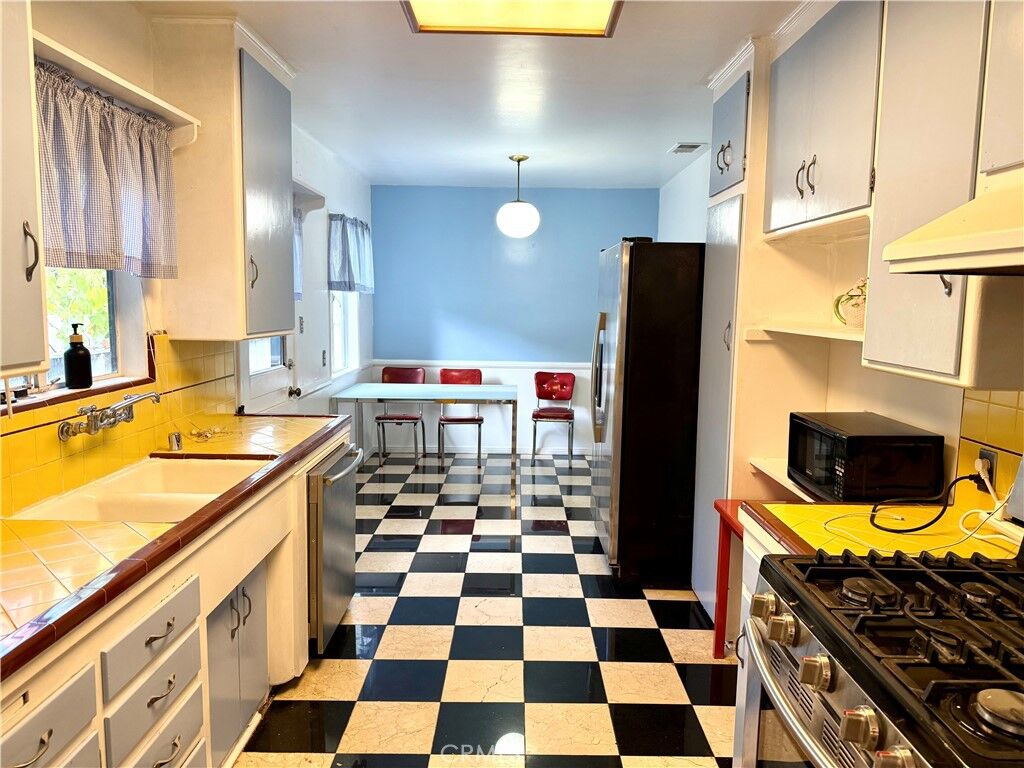 Property Photo:  5425 Halbrent Avenue  CA 91411 