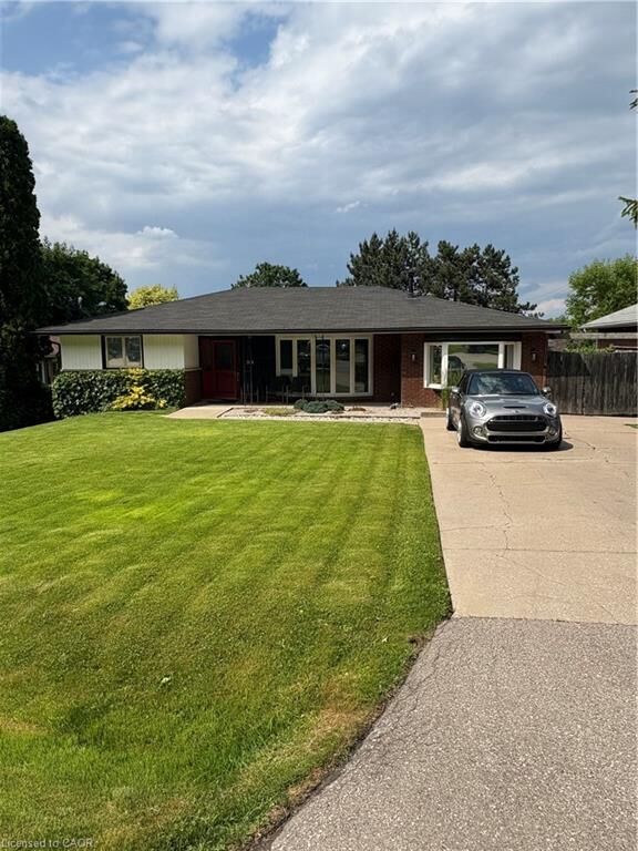 Property Photo:  59 Brentwood Drive  ON L8G 2X1 