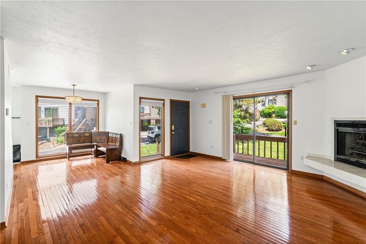 Property Photo:  420 Spring Run Dr  PA 15146 