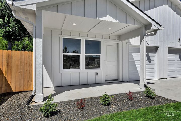Property Photo:  804 S Commercial Ave  ID 83617 