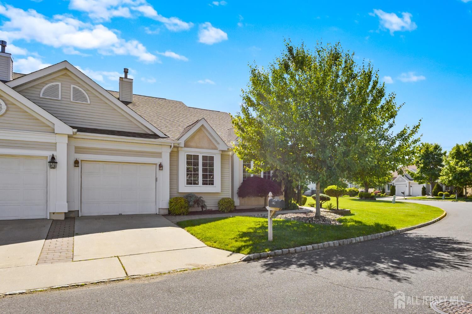 Property Photo:  23 Stonewyck Place  NJ 08831 